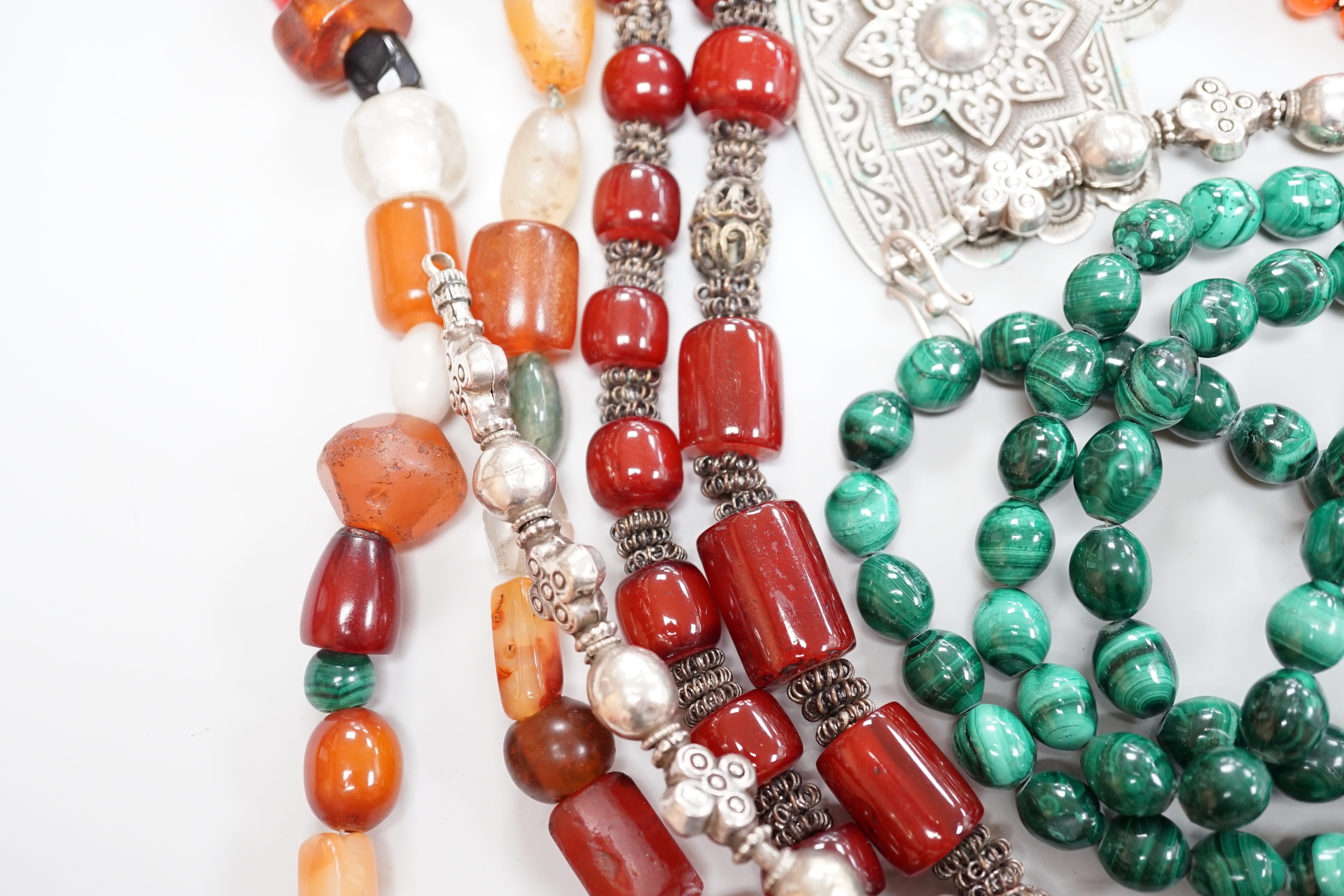 Assorted jewellery including a South American? white metal fringe necklace, a malachite bead necklace, amber earrings, filigree earrings, jet earrings, Hand Of Fatma pendant, agate bead necklace, hardstone pebble necklac